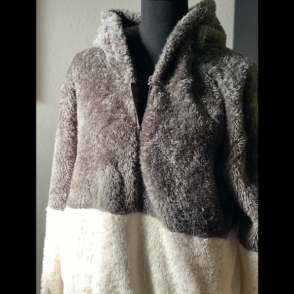 Soft, Furry and Oh-So-Comfy Pullover with Hood, M - Picture 1 of 8